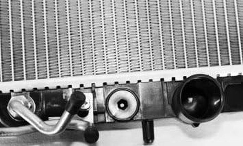 1393 Mitsubishi/Dodge 1-Row Plastic Aluminum Replacement Radiator